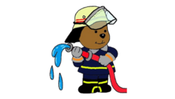 Ein Bär in Feuerwehruniform hält einen Wasserschlauch, aus dem Wasser spritzt.