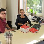 Zwei Auszubildende sitzen am Schreibtisch.