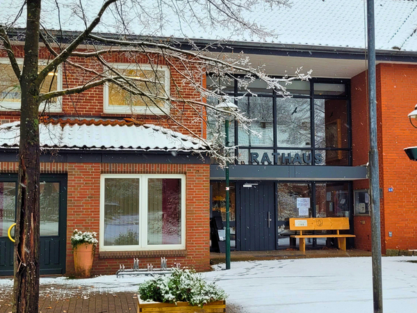 Rathauseingang mit Schnee