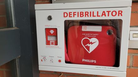 Defibrillator vor dem Rathaus
