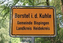 Das Foto zeigt das Ortseingangsschild von Borstel in der Kuhle.