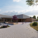 Ansicht mit Vorplatz und Glasfassade: Architektonische Visualisierung eines modernen, eingeschossigen Neubaus mit großer Glasfront. Das Gebäude ist barrierefrei zugänglich über einen gepflasterten Vorplatz mit Sitzgelegenheiten. Die helle Fassade, flache Dachkonstruktion und großzügige Fensterflächen erzeugen einen offenen, einladenden Eindruck. Vorgesehen ist die Nutzung als Mensa mit Veranstaltungs- und Begegnungsräumen im Rahmen des Projekts ZweiMitMusik.