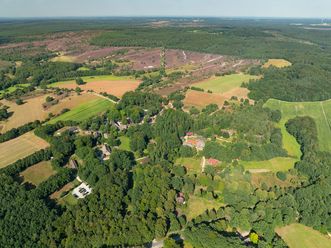 Luftbildaufnahme von Oberhaverbeck 2024, zeigt eine weitläufige Landschaft mit Wäldern, Feldern und verstreuten Wohngebieten.
