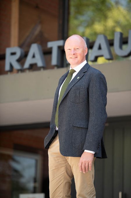 Bürgermeister Dr. Jens Bütlhuis steht vor dem Rathaus