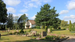 Blick über den Friedhof Bispingen in Richtung Friedhofskapelle